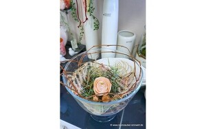 Dekoration mit gefriergetrockneter Rose im Glas